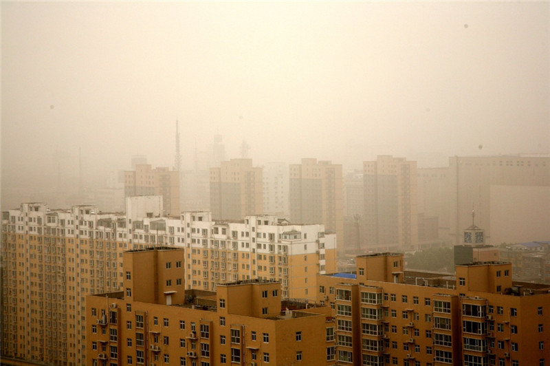 5月5日拍摄的遭遇沙尘天气的山西临汾市区。