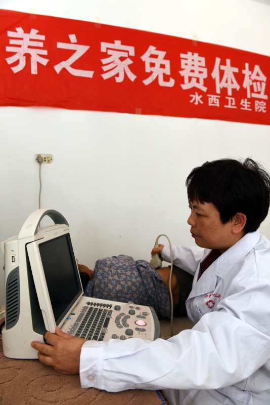 水西镇卫生院的医务人员来到河坪村"颐养之家"为老人们做免费b超体检