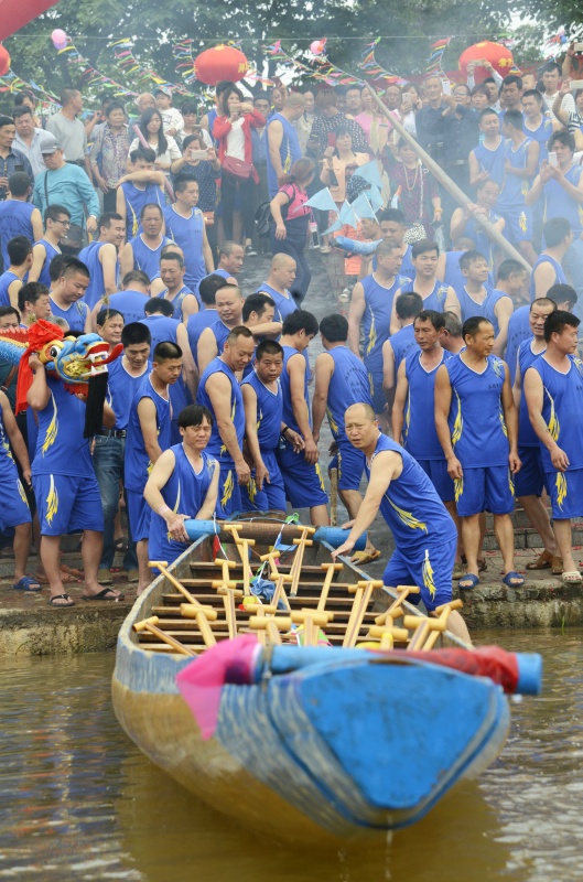 5月16日，江西省赣州市水西镇当地龙舟队在章江水面举行龙舟“顺水”祭礼仪式，拉开了一年一度“水西端午龙舟”民间体育赛事活动的序幕。“水西端午龙舟”是当地特色旅游项目之一，每年端午节吸引众多游客前来观看。