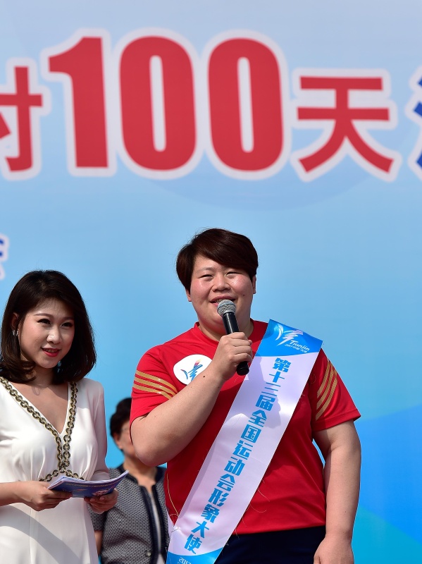 5月19日，第十三届全运会形象大使佟文（右）在倒计时活动中发言。