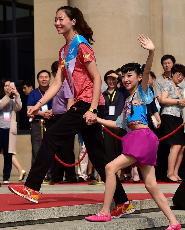 5月19日，第十三届全运会形象大使魏秋月（前左）步入倒计时活动现场。