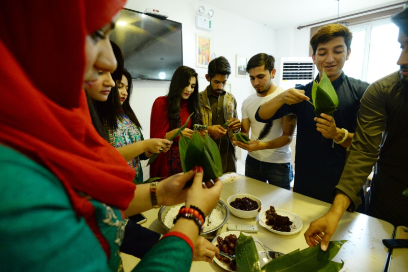 留学生包粽子 感受中国传统文化