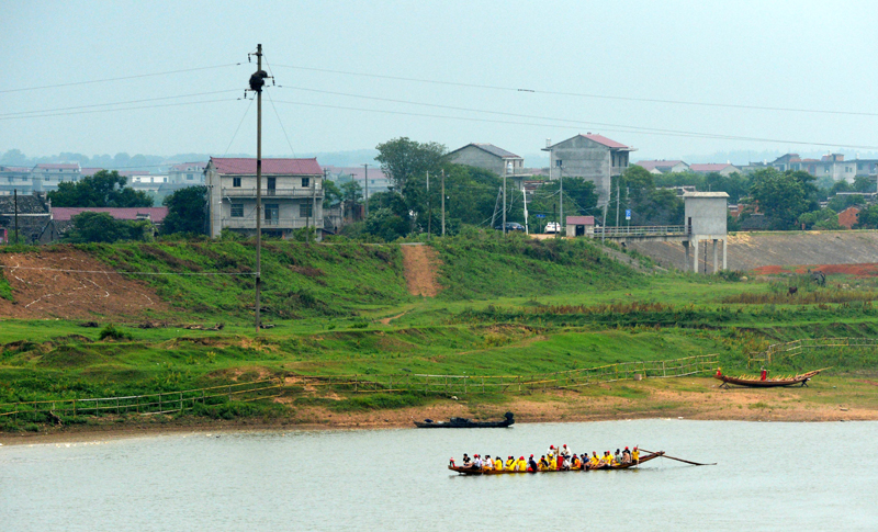 5月23日，江西省南昌市新建区松湖镇的群众在锦江（赣江支流）上测试新打造的龙舟。