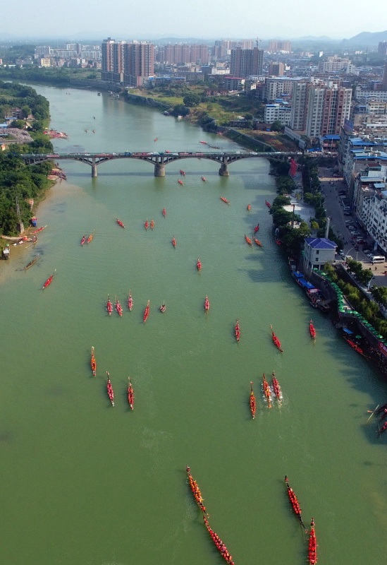 5月27日，参赛龙舟在水面上角逐。