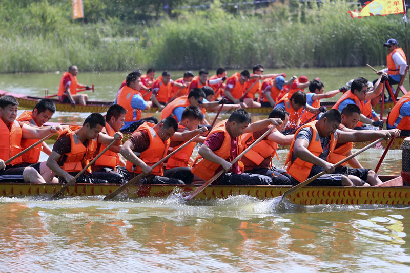 5月27日，参赛龙舟队选手在比赛中奋力争先。