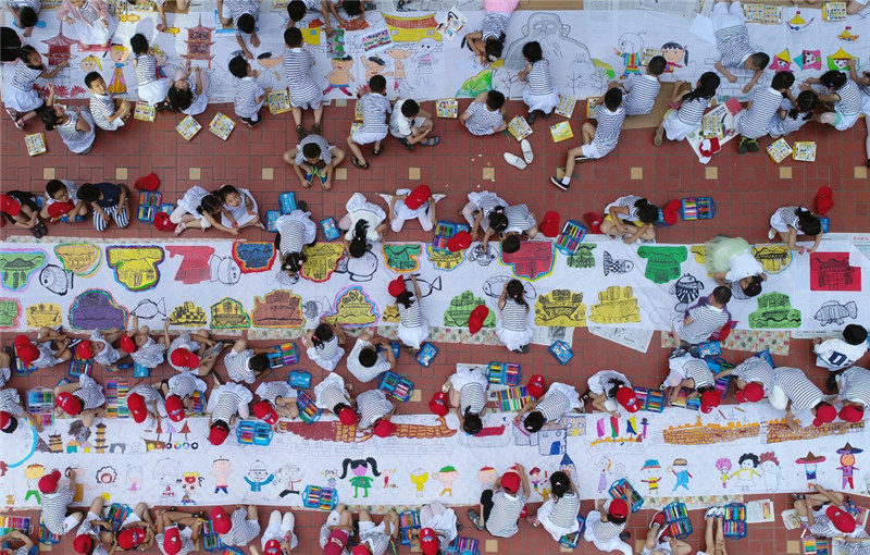 5月31日,福建省泉州市鲤城区机关幼儿园的孩子们在百米长卷上绘画.