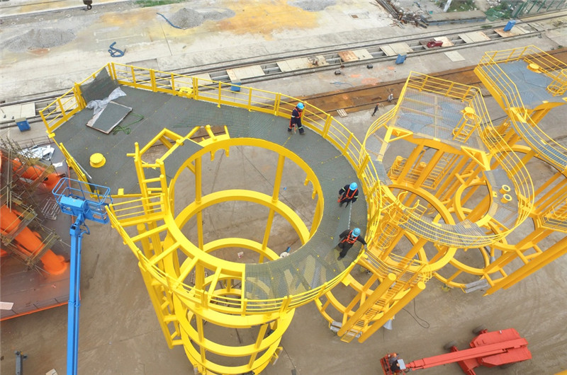 5月31日，南通蓝岛海洋工程有限公司员工正在组装风力发电钢管桩的套笼。