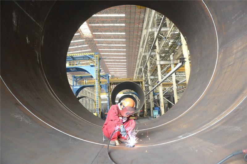 5月31日，江苏南通蓝岛海洋工程有限公司员工正在焊接海上风电钢管桩。