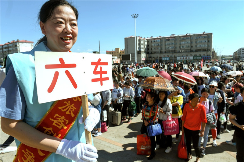 6月5日，大杨树站的乘务人员引导考生进站。