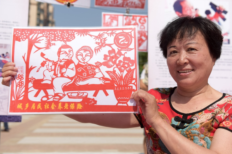 6月17日,在合肥市常青街道淝南家园社区,非遗剪纸传承人宋丽文展示