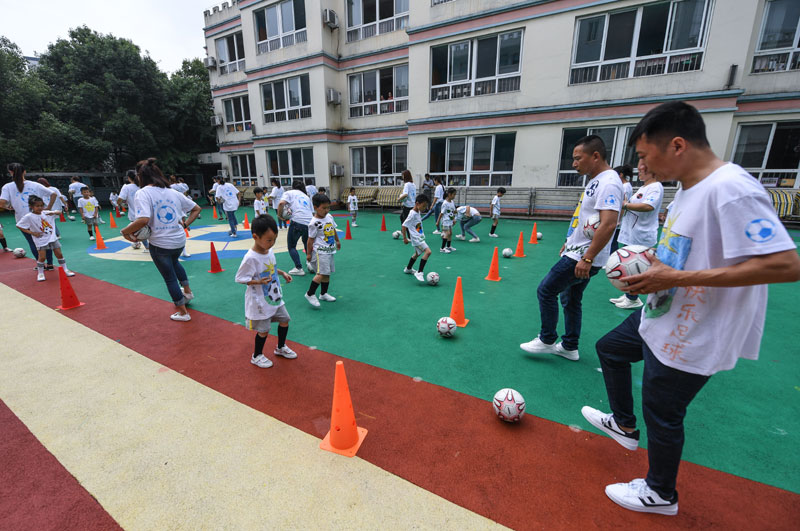 校园足球节迎暑期_图片新闻_中国政府网