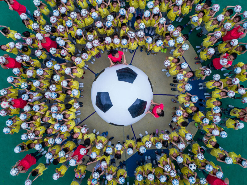 中国校园“足球节”迎暑期