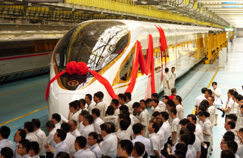 当日,由中国铁路总公司牵头组织研制、具有完全自主知识产权、达到世界先进水平的中国标准动车组被命名为“复兴号”。“复兴号”将于6月26日在京沪高铁两端的北京南站和上海虹桥站双向首发。
