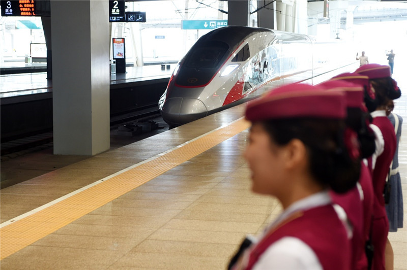 6月26日，在北京南站，“复兴号”G123次列车驶入站台。