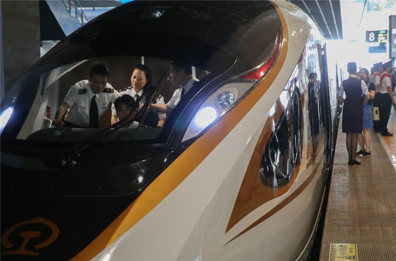 6月26日，在上海虹桥火车站，工作人员在“复兴号”G124次列车驾驶舱内进行发车前的准备。