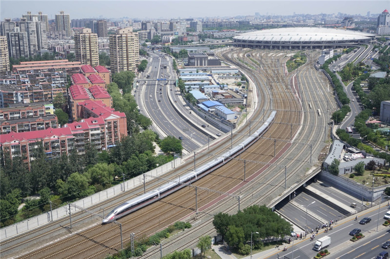 6月26日，“复兴号”G123次列车驶出北京南站。