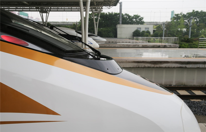 6月26日，“复兴号”G124次列车停靠在上海虹桥火车站站台。