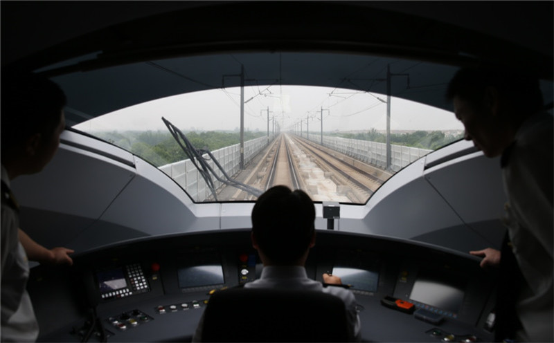 6月26日，工作人员在“复兴号”G124次列车驾驶舱内驾驶列车。