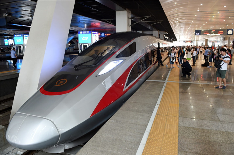 6月26日，在北京南站，“复兴号”G123次列车等候出发。