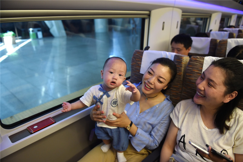 6月26日，6个半月的小朋友皇甫嘉晔跟随家人乘坐“复兴号”G123次列车。
