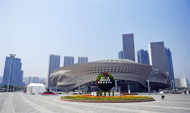 6月26日拍摄的大连国际会议中心外景.
