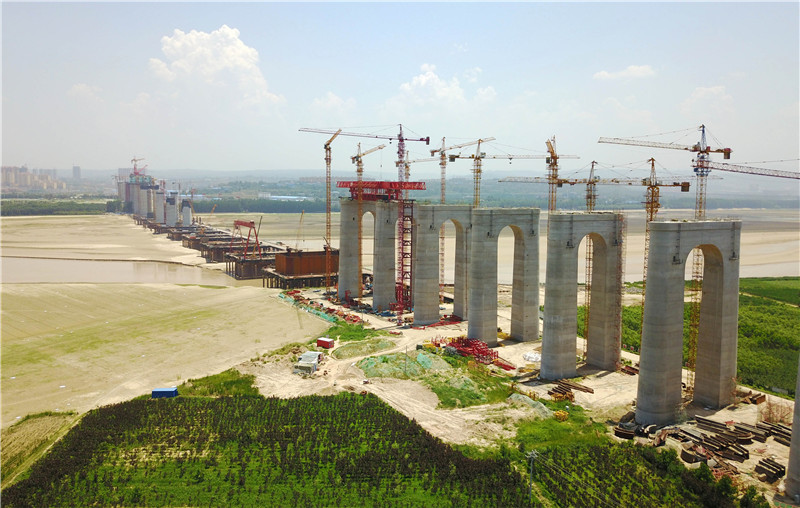 7月13日拍摄的河南三门峡黄河公铁两用特大桥施工工地。