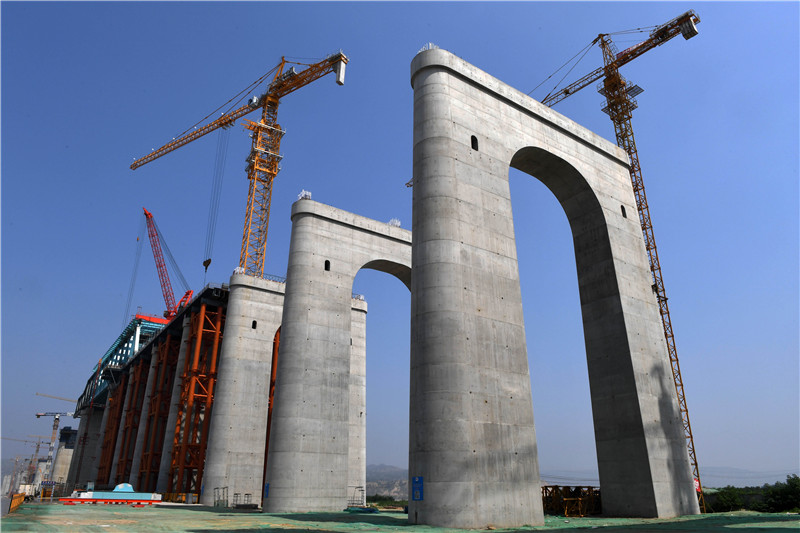 7月13日拍摄的河南三门峡黄河公铁两用特大桥施工工地。