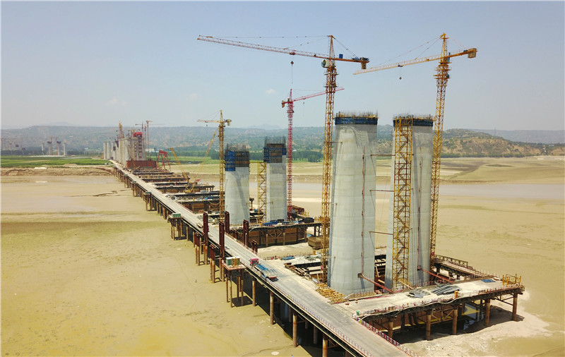 7月13日拍摄的河南三门峡黄河公铁两用特大桥施工工地。