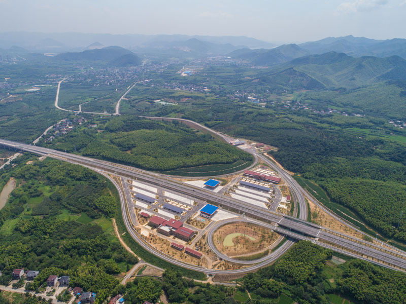 7月14日,空中俯瞰s14杭长高速公路煤山服务区的光伏发电站.