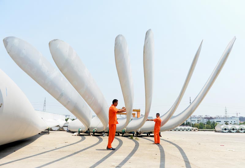 7月24日,江苏南通东泰新能源设备有限公司的质检人员正在检测长度55米的5兆瓦海上风机用叶片质量。