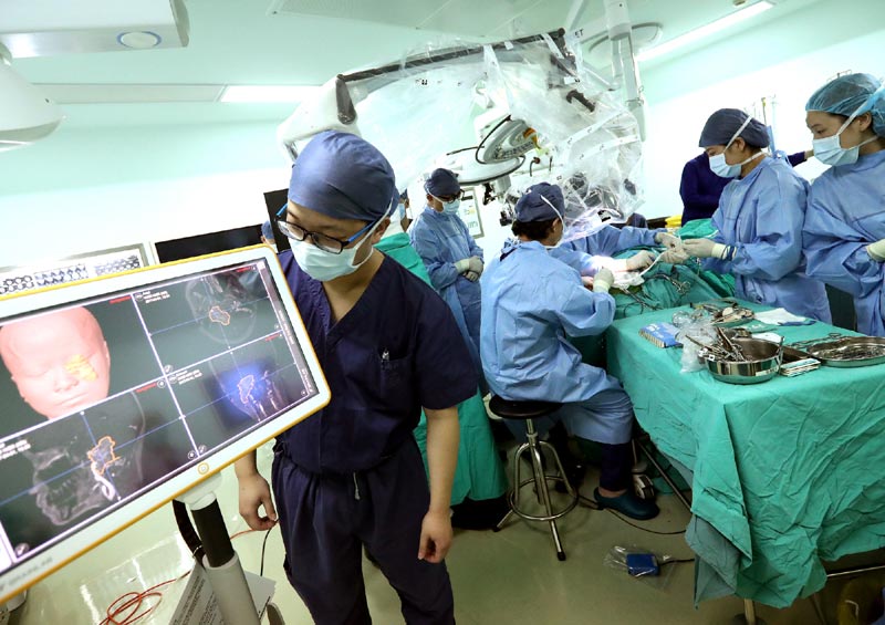 上海市浦南医院主刀医生在3D导航仪的帮助下实施颅内手术（4月8日摄）。此项医疗手段可最大限度确保手术精准性，减少并发症，提升患者生存率。