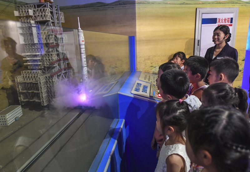 8月6日，小学生们在霸州市科技馆观看模拟火箭发射。