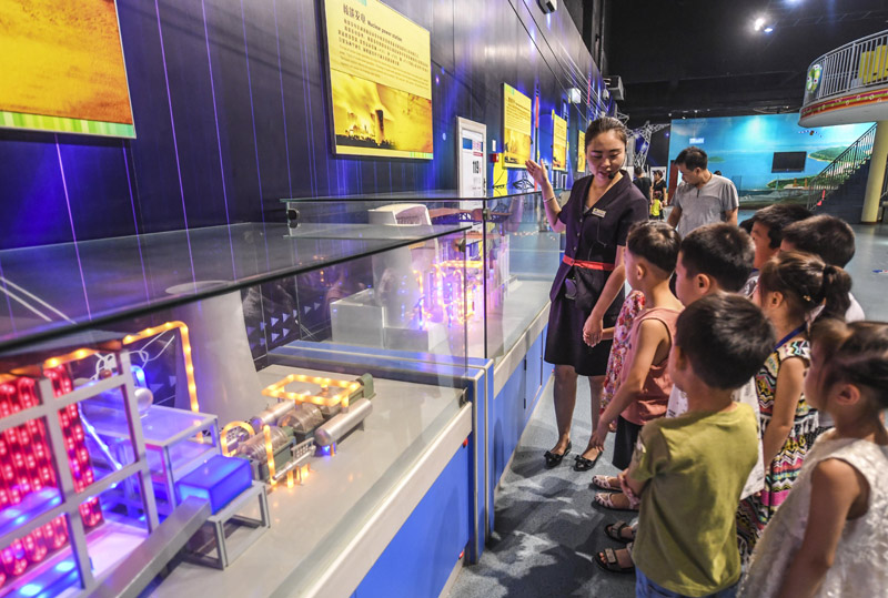 8月6日，小学生们在霸州市科技馆了解发电原理。