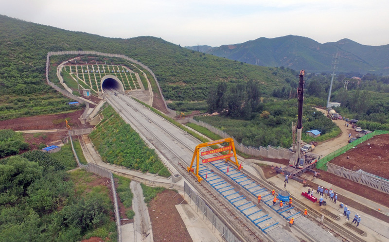 8月12日，在京沈高铁辽宁段凌源同盛隧道工地，中铁十二局工程技术人员准备向轨道板灌注混凝土。