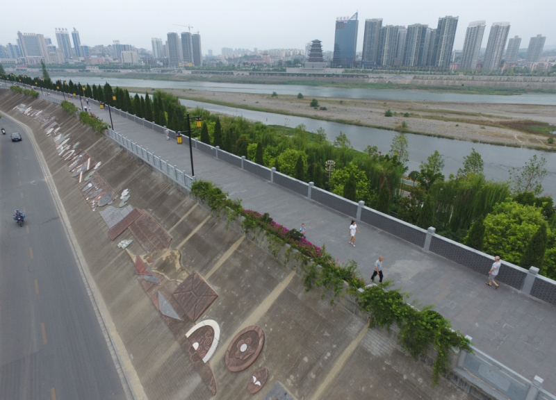 陕西安康:防洪堤变身市民休闲乐园