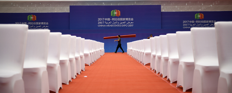 工作人员在宁夏国际会堂布置会场（9月3日摄）。