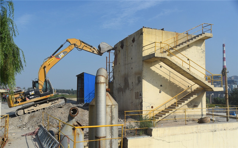 9月6日，河北石家庄井陉县华丰钙业公司，大型机械正在对落后产能设备进行拆除。