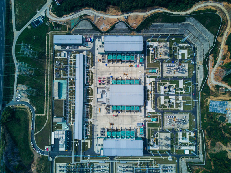空中俯瞰灵绍特高压工程绍兴换流站(9月19日摄)。 9月19日,灵州-绍兴800千伏特高压直流输电工程启动工程投运以来的首次年度检修。该工程是国家加快推进大气污染防治行动计划12条重点输电通道之一、国家十二五西电东送的重点工程。工程起于宁夏灵武市灵州换流站,途经宁夏、陕西、山西、河南、安徽、浙江,止于浙江省绍兴市绍兴换流站。工程采用800千伏双极直流输电,直流线路全长约1720公里,直流电压800千伏。自2016年8月24日投运以来,灵绍特高压工程累计为浙江输送电力达190亿千瓦时,相当于为浙