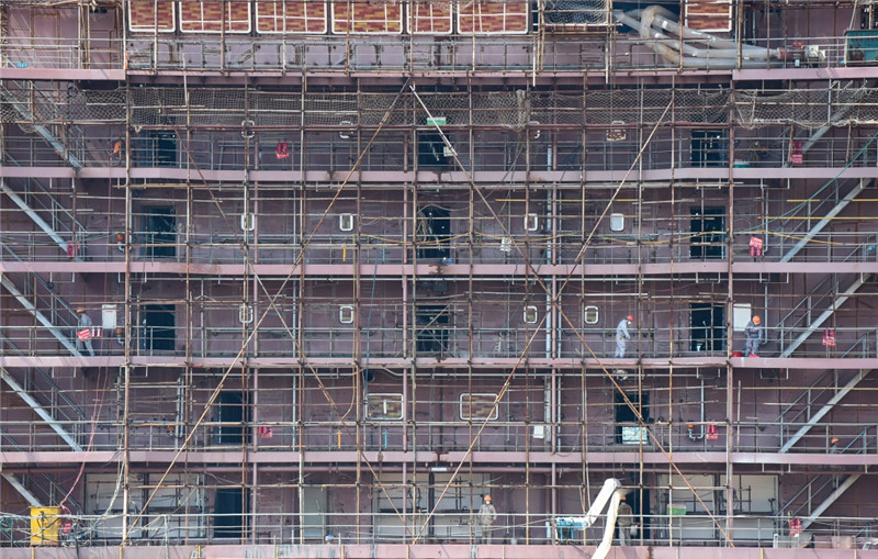 工人在深海采矿船上层建筑作业(9月20日摄)。