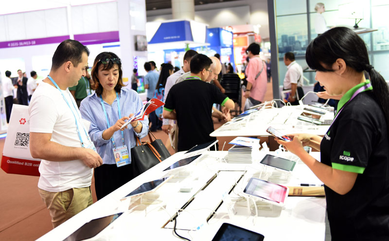 10月15日，采购商在第122届广交会上采购电子产品。