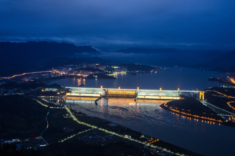 这是10月15日拍摄的水位上升后的长江三峡枢纽工程夜景。