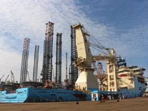 300中国首艘出口超深水海工作.jpg