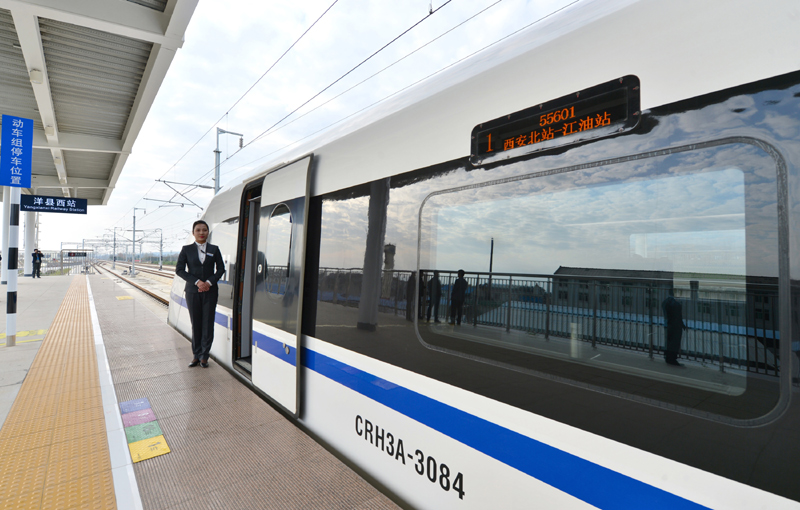 11月13日，西安北站至江油站的55601次动车组试验列车停靠在洋县西站。