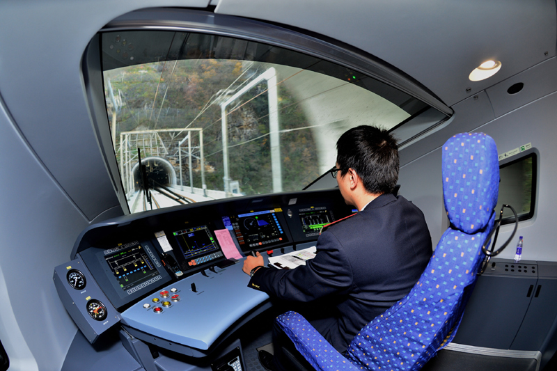 11月13日，一名司机在西安北站至江油站的55601次动车组试验列车司机室工作。