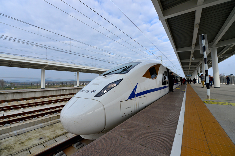 11月13日，西安北站至江油站的55601次动车组试验列车到达洋县西站。