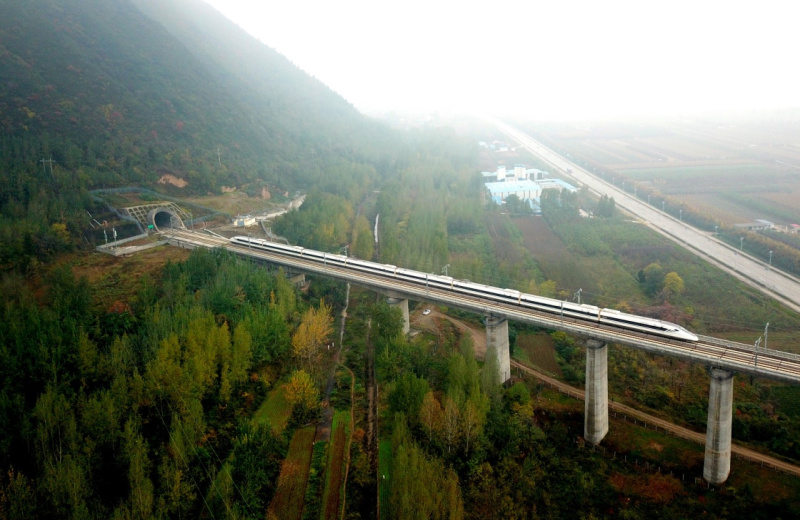 新闻 图片库 图片12月6日,我国首条穿越秦岭的高速铁路——西(安)成