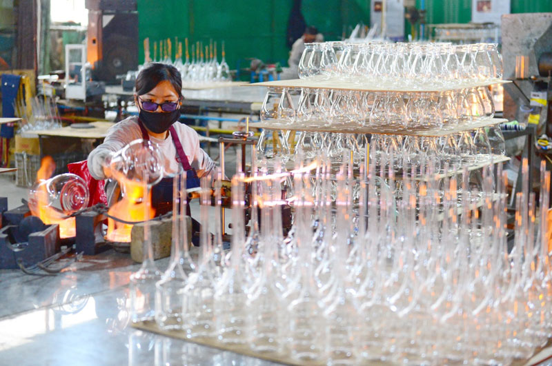 河北河间:工艺玻璃产业助力经济增长