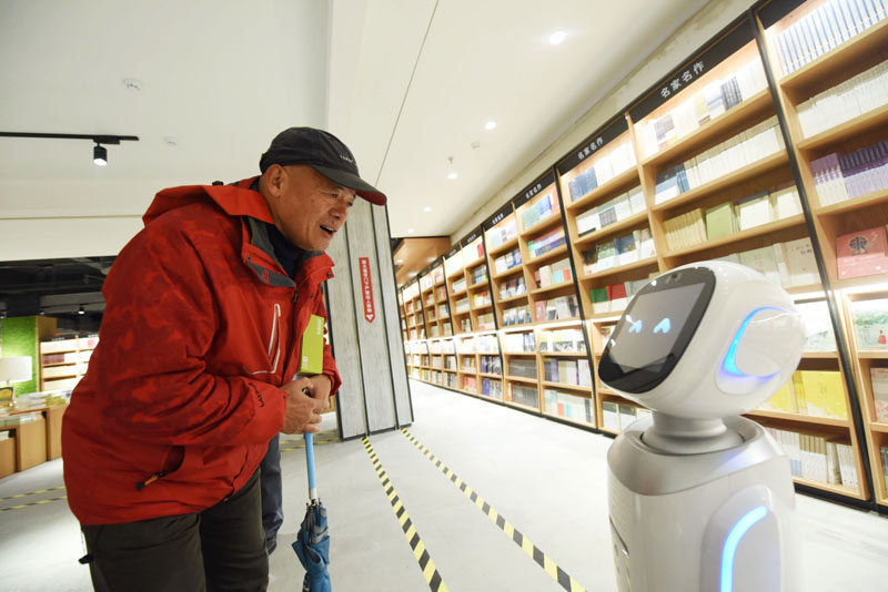 智能机器人亮相杭州新华书店