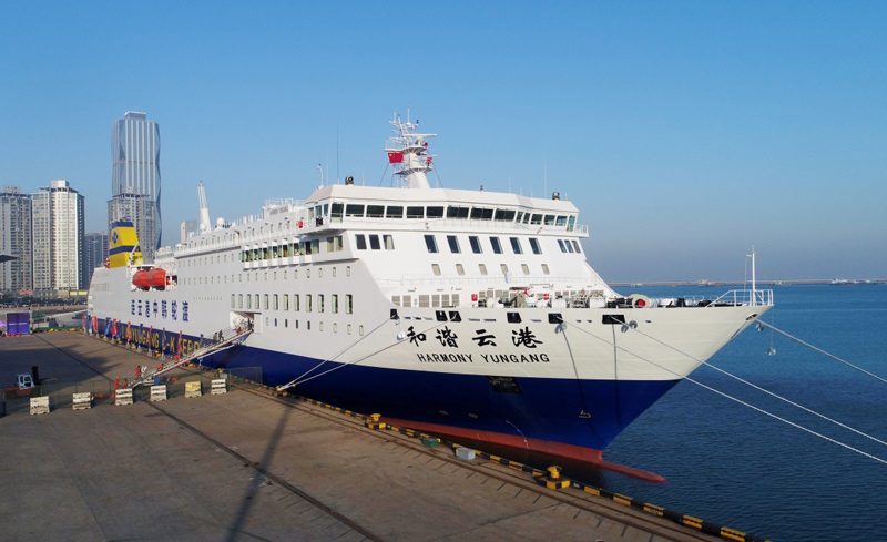 12月18日,大型豪华客滚船"和谐云港"号停靠在江苏连云港港口码头.