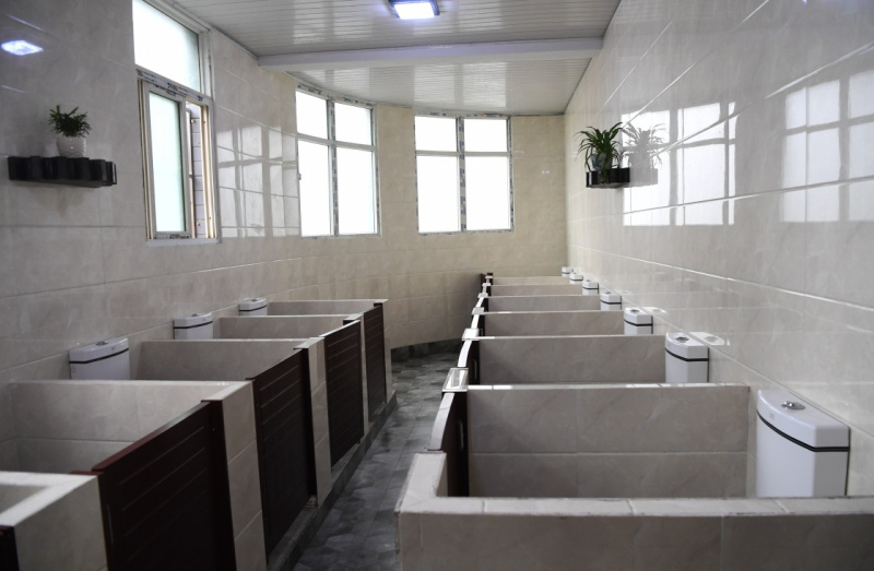 图为1月4日拍摄的重庆市南川区水江镇宁江小学厕所内景.